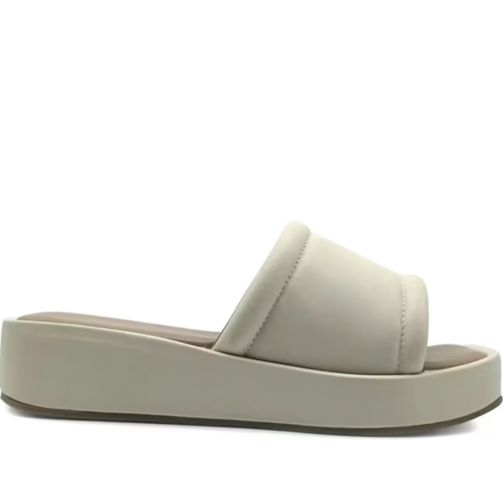 Kenneth Cole Beige Slides